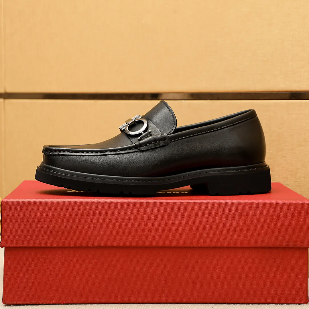 Men's shoes 💰520 💐 Product trademark: Ferragamo "Ferragamo" casual leather shoes Regular size: 38-44 (45.46🉑️customized) Product materials: Selected imported first-layer calfskin upper + original hardware buckle, imported water-dyed cow leather lining. Strong three-dimensional visual effect, original outsole color: 2 colors available